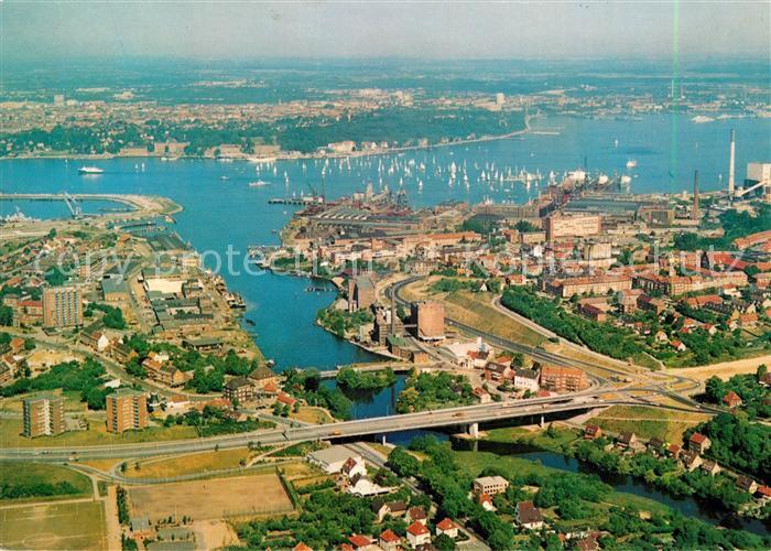 Kiel Schwentine und Segelregatta auf der Foerde