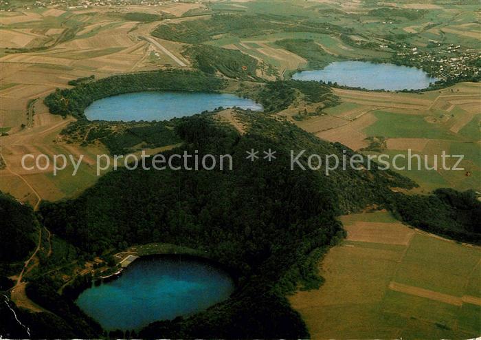 Gemuendener Maar Daun Vulkaneifel Rheinland-Pfalz Weinfelder Maar Schalkenmehren