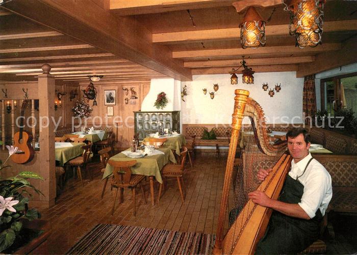 Mayrhofen Zillertal Alpengasthof Stillupperhaus Gaststube mit Harfenspieler