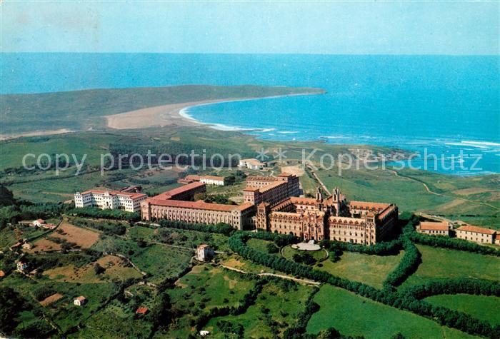 Comillas Vista aerea de la Universidad al fondo la playa de Cyambre