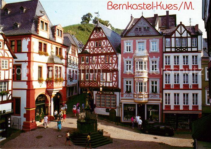 Bernkastel-Kues Marktplatz mit Rathaus und St Michaelsbrunnen Altstadt Fachwerkh
