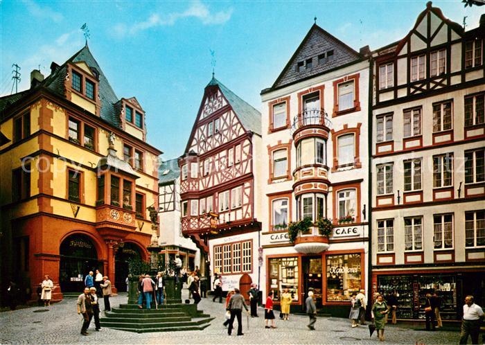 Bernkastel-Kues Marktplatz mit Rathaus und St Michaelsbrunnen Altstadt Fachwerkh
