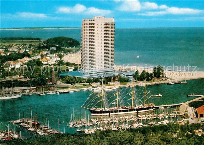 Travemuende Ostseebad Hafeneinfahrt Yachthafen Segelschiff Viermaster Hotel Mari