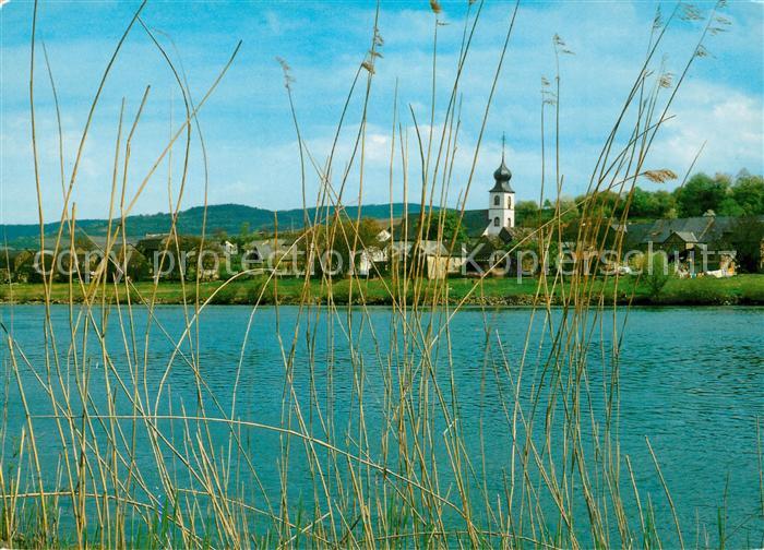Brauneberg Uferpartie an der Mosel Blick zum Ort