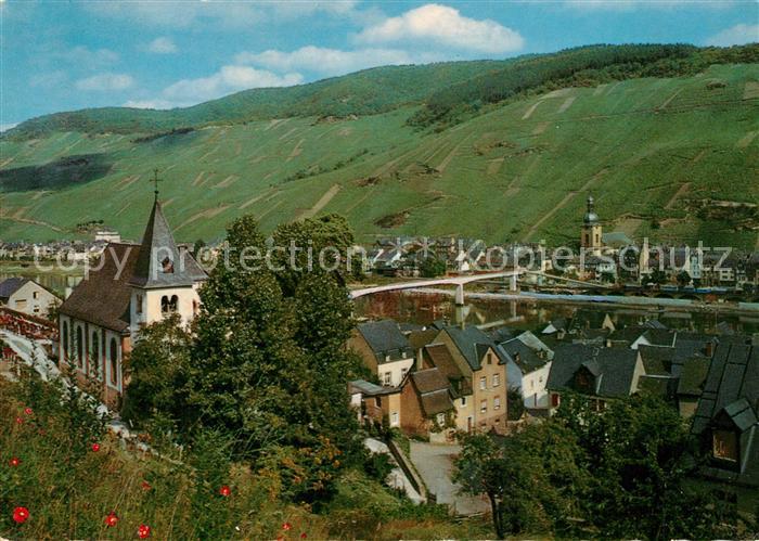 Kaimt Ortsansicht mit Kirche Blick ueber die Mosel Weinberge