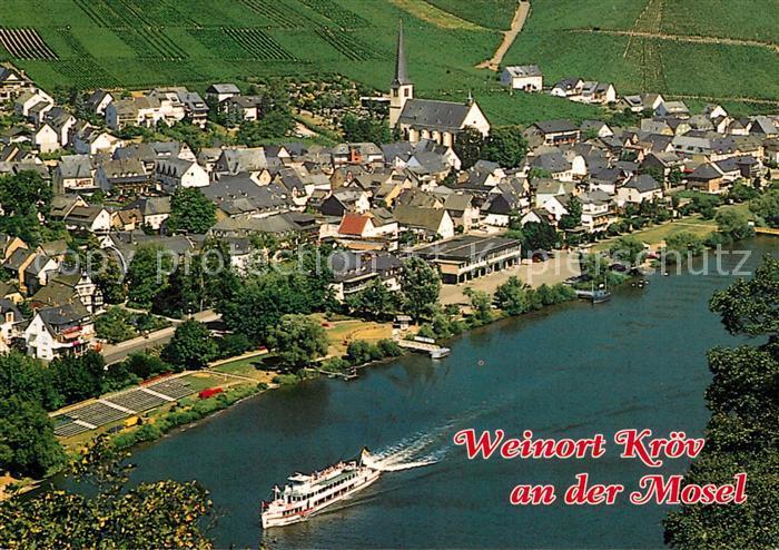 Kroev Mosel Panorama Blick ueber die Mosel zum Ort