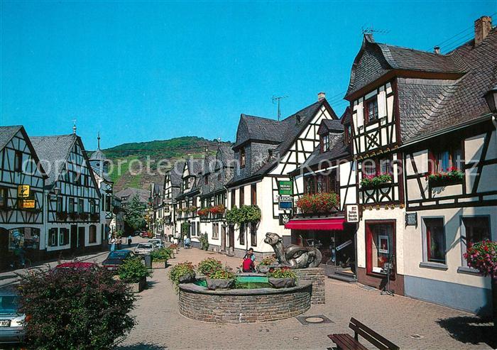 Kobern-Gondorf Marktplatz Brunnen Fachwerkhaeuser