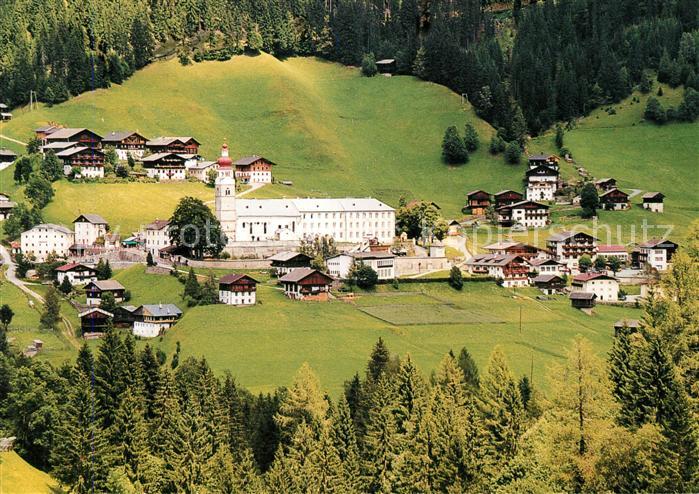 Maria-Luggau Ortsansicht mit Wallfahrtskirche Basilika Schnee