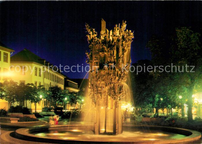 Mainz Rhein Fastnachtsbrunnen am Schillerplatz unter Beleuchtung Nachtaufnahme