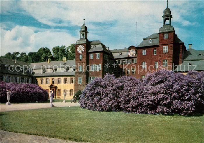 Schwetzingen Schloss mit Fliederbluete Deutschlands schoenster Schlossgarten