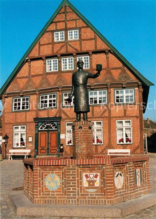 Luetjenburg Holstein Faerberhaus mit Buergerbrunnen