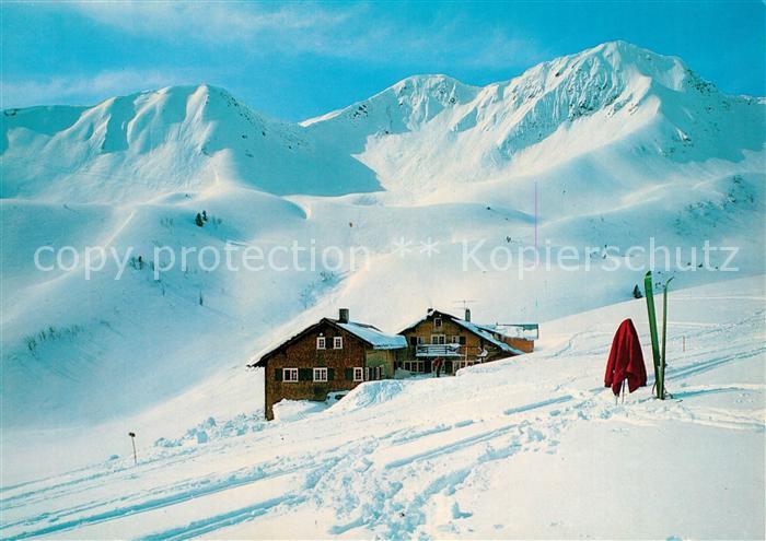 Schwarzwasserhuette Berghaus mit Ochsenhofer Scharte und Gruenhorn im Winter
