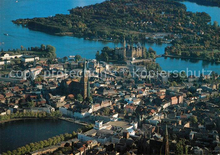 Schwerin Mecklenburg Fliegeraufnahme mit Innenstadt und Schloss