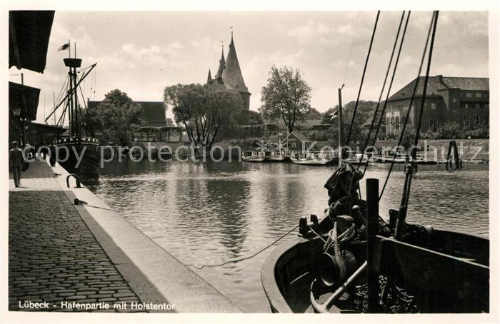 Luebeck Hafenpartie mit Holstentor Hansestadt