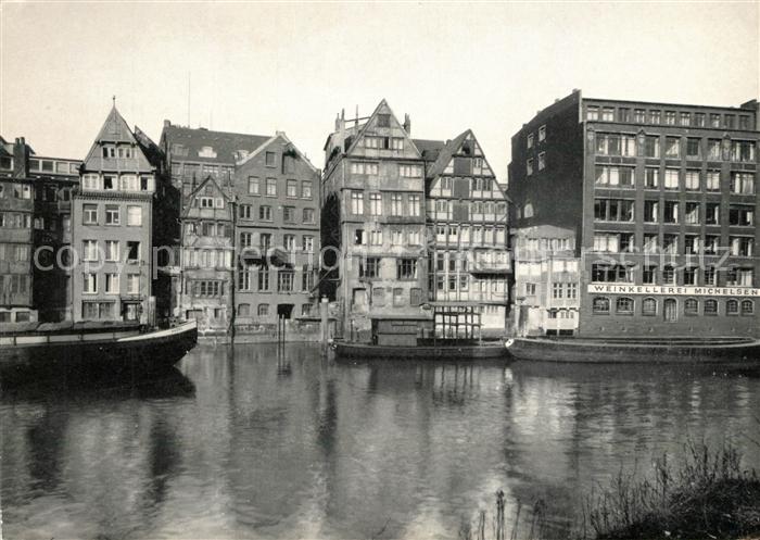 Hamburg Blick ueber Nikolaifleet auf Weinkellerei