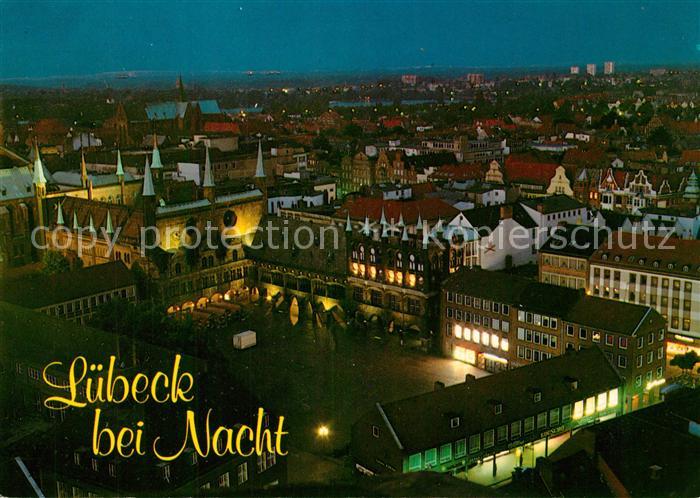 Luebeck bei Nacht Blick von St Petri ueber den Markt