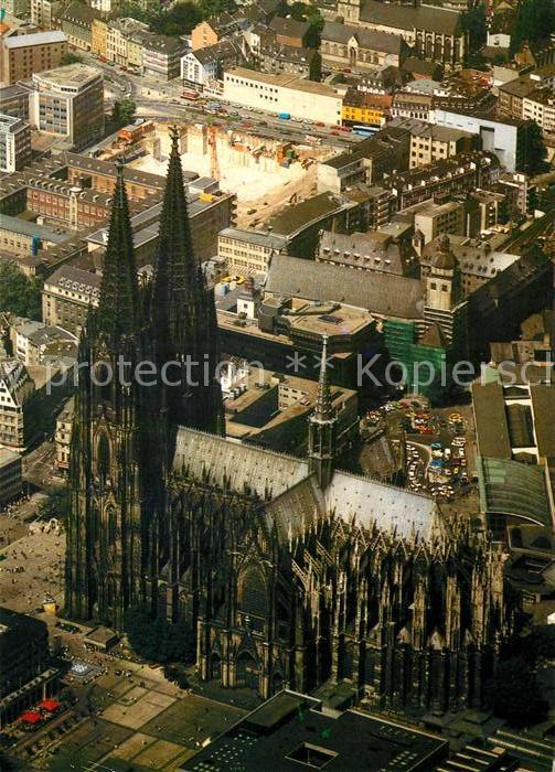 Koeln Rhein Dom mit Altstadt Fliegeraufnahme