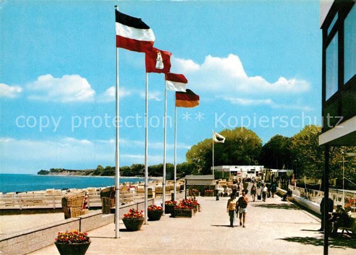 Niendorf Ostseebad Strandpromenade Fahnen