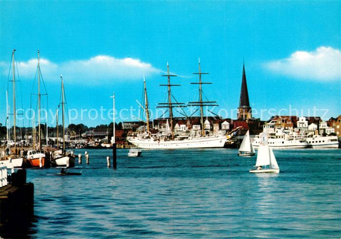 Travemuende Ostseebad Blick zum Hafen mit Segelschulschiff Gorch Fock