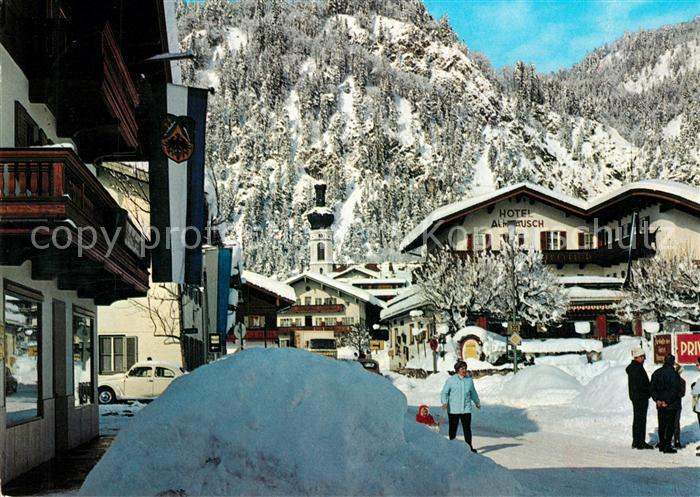 Reit Winkl Dorfpartie mit Hausberg im Winter