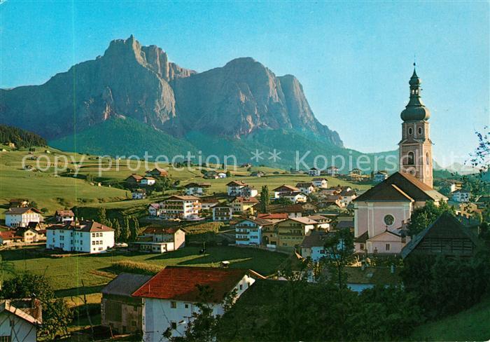 Kastelruth Suedtirol mit Kirche und Schlern