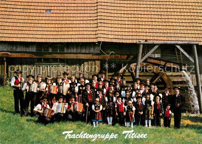 Jostal Trachtengruppe Titisee vor der Urismuehle