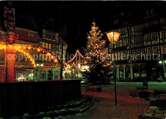 Butzbach Marktplatz zur Weihnachtszeit Brunnen Christbaum
