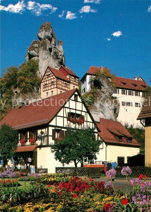 Tuechersfeld Ortsmotiv mit Felsen Felsendorf Fraenkische Schweiz