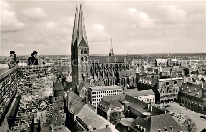 Luebeck Blick vom Aussichtsturm St Petri auf St Marien Kirche und Rathaus