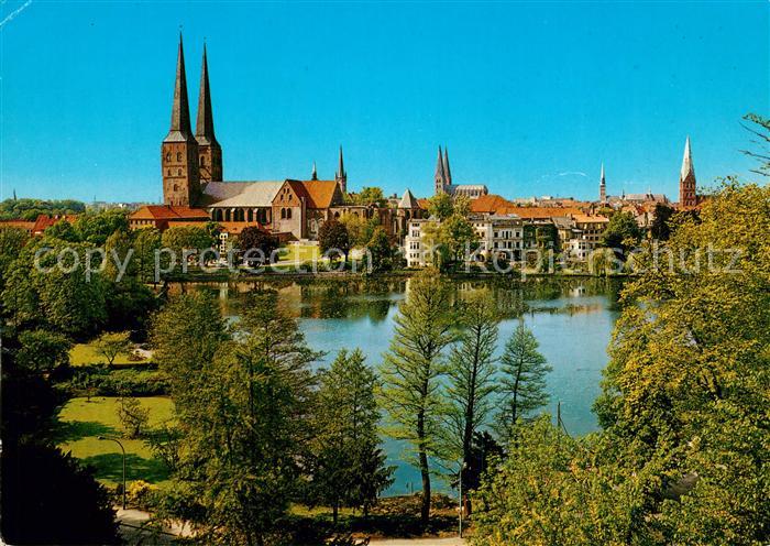 Luebeck Muehlenteich mit Dom und Tuermen der Stadt