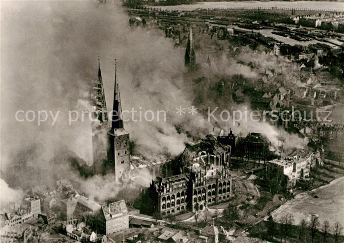 Luebeck Dom und Museum Luftangriff 1942 Truemmer 2. Weltkrieg Fliegeraufnahme