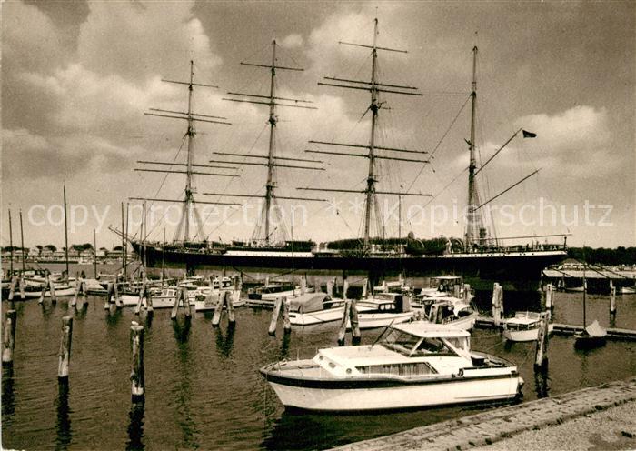 Travemuende Ostseebad Yachthafen mit Segelschulschiff Passat