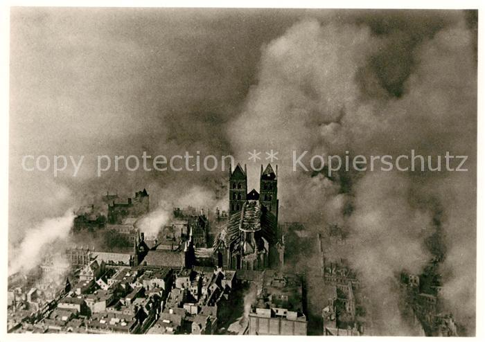 Luebeck Marienkirche Luftangriff 1942 Truemmer 2. Weltkrieg Fliegeraufnahme