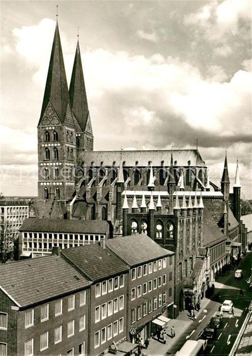Luebeck Marienkirche und Rathaus von Sueden