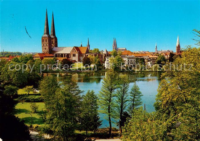 Luebeck Muehlenteich mit Dom und Tuermen der Stadt