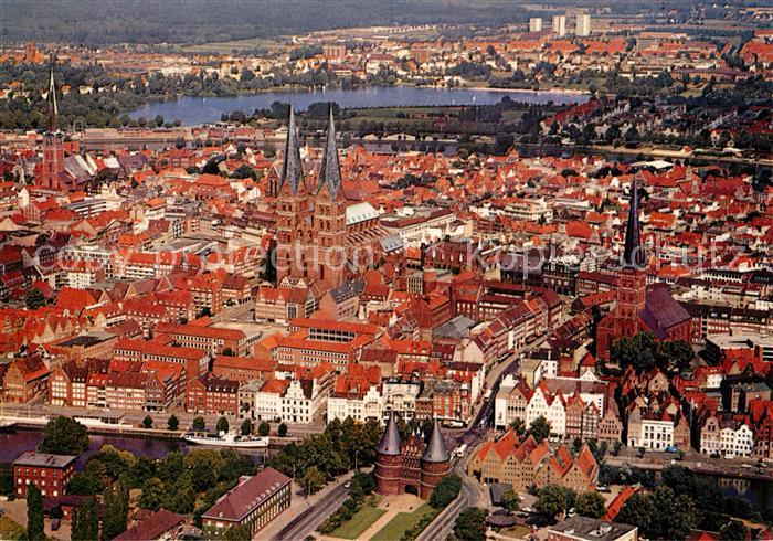 Luebeck Stadtbild mit Holstentor St Petri und Marienkirche Fliegeraufnahme