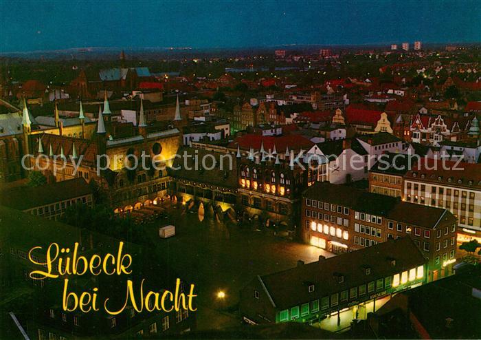 Luebeck bei Nacht Blick von St Petri Kirche ueber den Markt