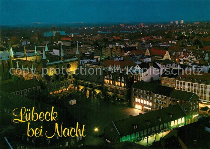 Luebeck bei Nacht Blick von St Petri Kirche ueber den Markt