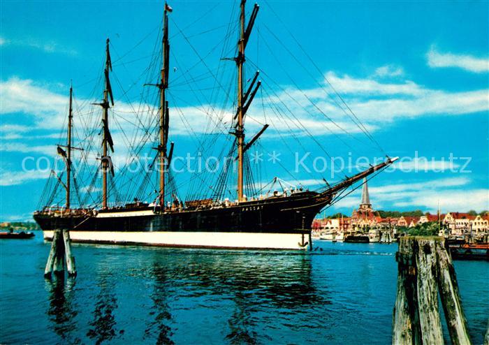 Travemuende Ostseebad Hafen mit Segelschulschiff Passat