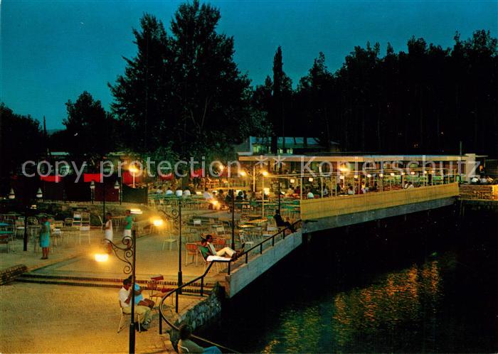 Porec Plava Laguna terasa nocu Terrasse Nachtaufnahme