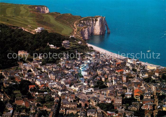 Etretat Les Falaises Plage et la Ville vue aéri