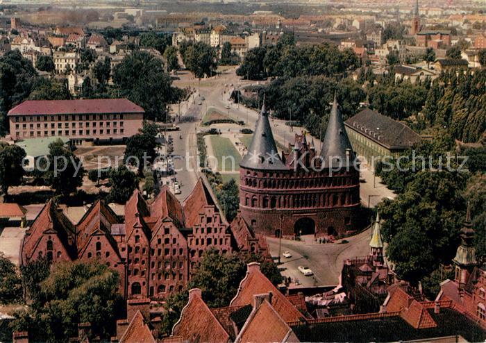 Luebeck Blick vom Aussichtsturm Sankt Petri auf das Holstentor