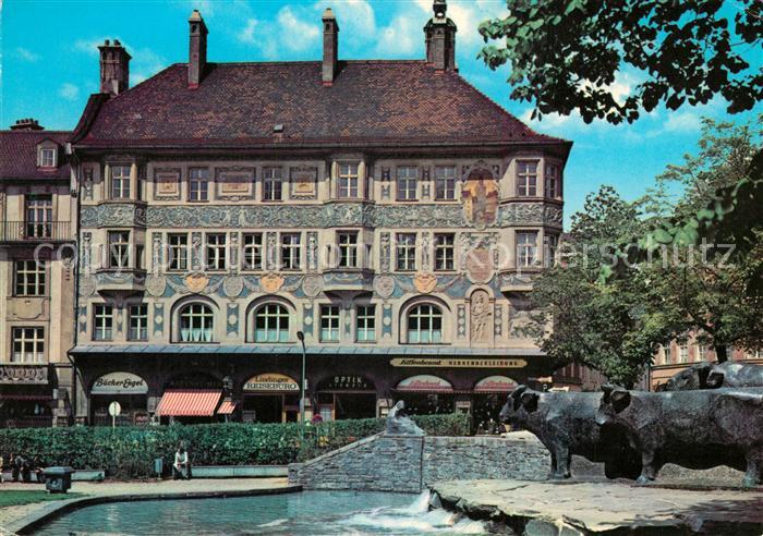 Muenchen Ruffini Haus Historisches Gebaeude mit Rinderbrunnen