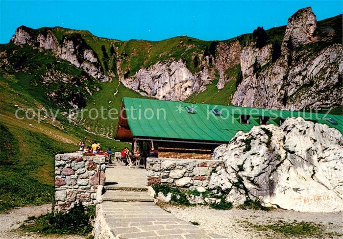 Lenggries Idealhanghuette mit Latschenkopf am Brauneck Bayerische Voralpen