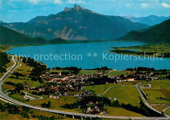Mondsee Salzkammergut Autobahn Salzburg Wien Blick ueber den See zu den Alpen