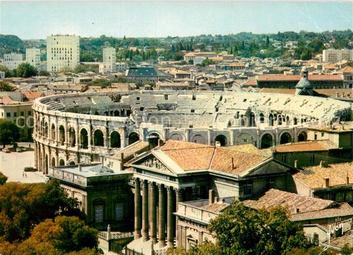 Nimes Vue generale sur les Arenes et le Palais de Justice