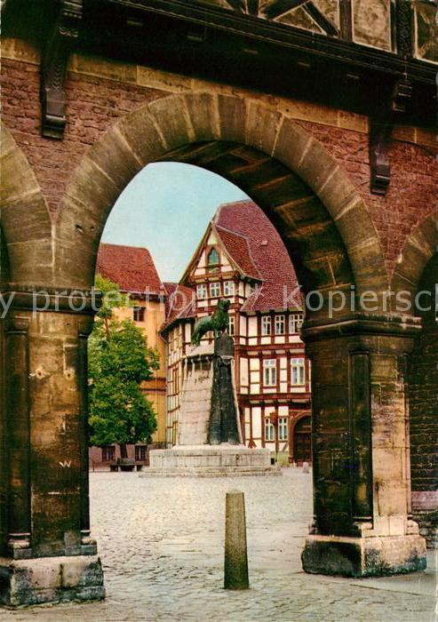 Braunschweig Burgloewe auf dem Burgplatz Fachwerk