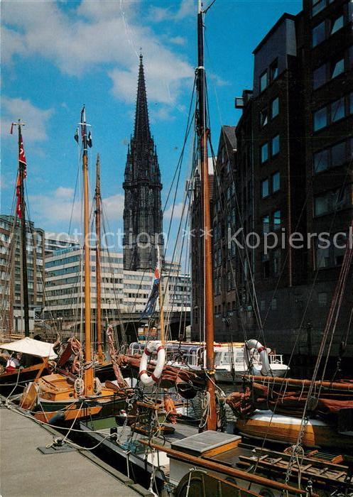 Hamburg Nicolaifleet und Nicolaikirche Segelboote