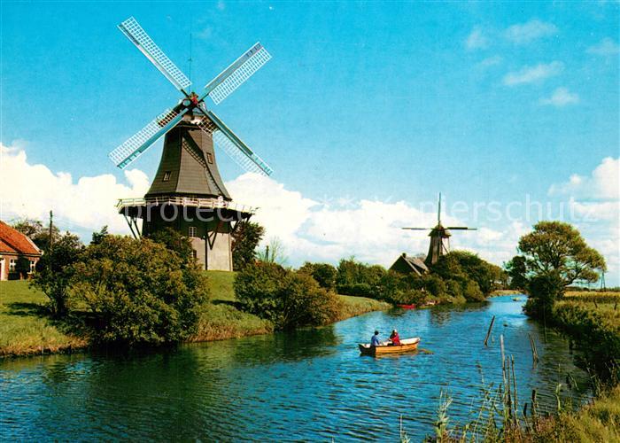Greetsiel Zwillingsmuehlen am Kanal