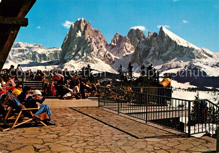 Seiser Alm Dolomiten Seilbahn Bergstation gegen Langkofelgruppe Dolomiten